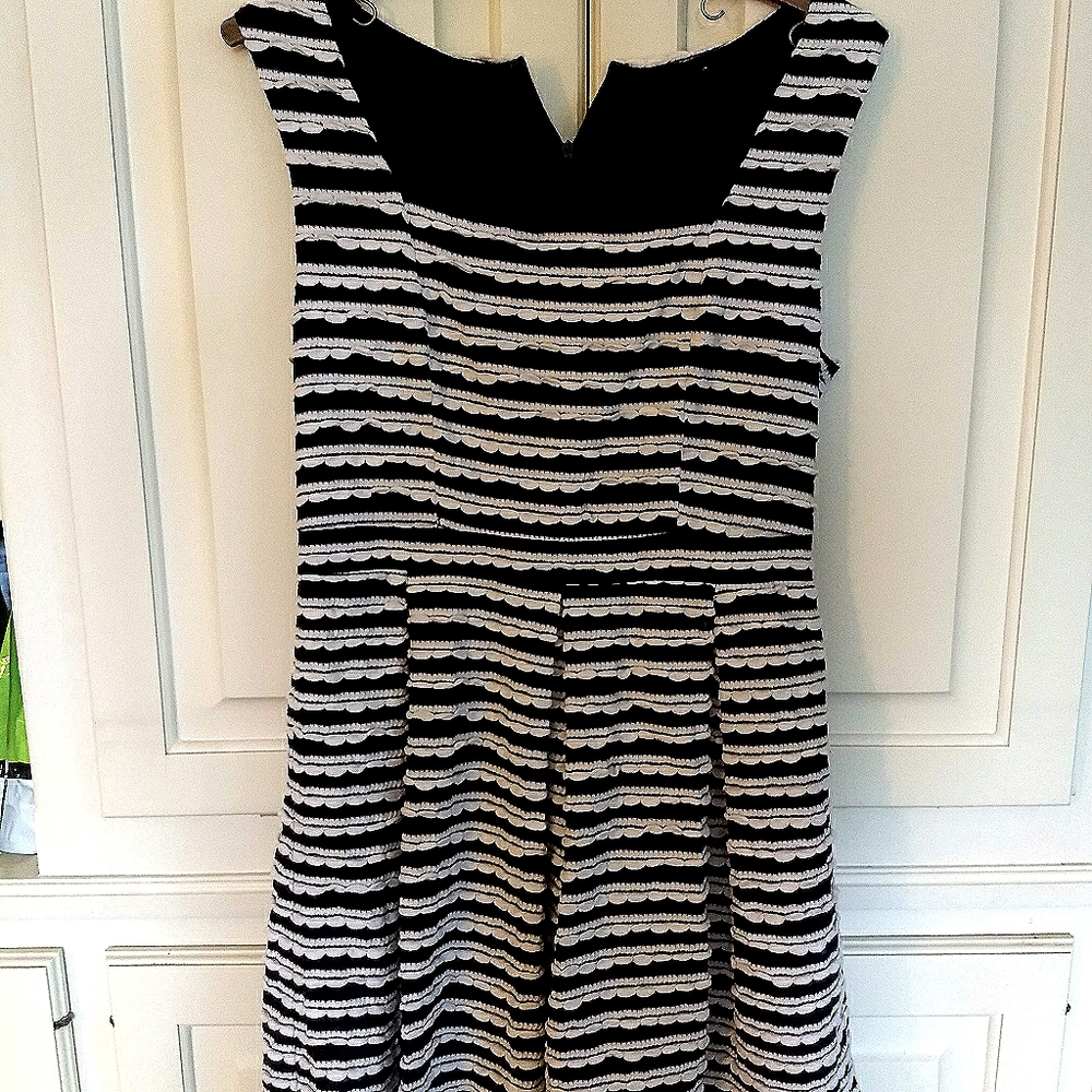 Vintage style black & white scalopped dress